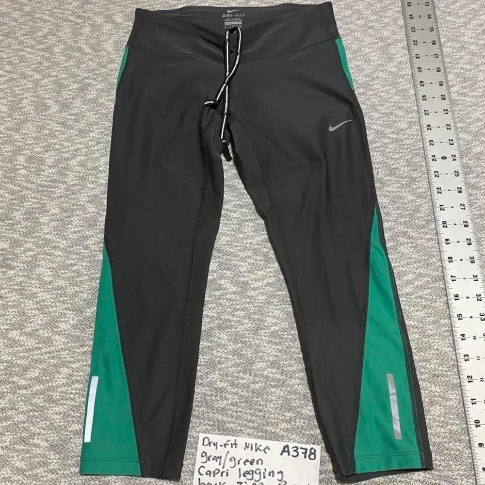 Nike black/green Dri-Fit capri pants back zipper pocket back women S. SLU-A378